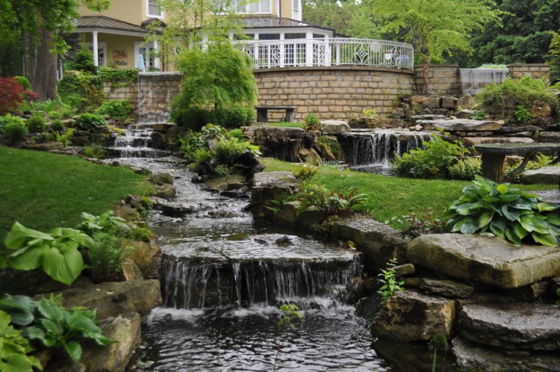 paysagiste-TOULON-min_landscaping-rock-louisville-ky-traditional-landscape-and-boulders-brick-wall-bushes-grass-koi-law